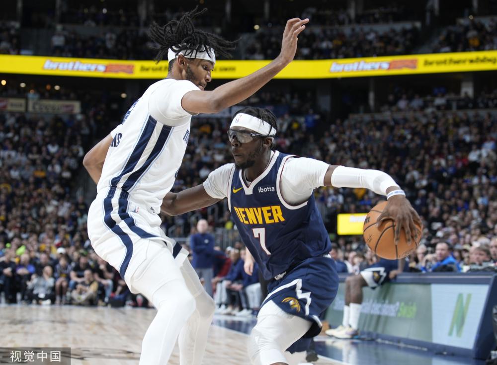 抱着儿子恩 抱着儿子恩